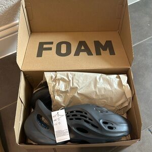 New in Box Foam Runners, Adidas Yeezy shoes, 11